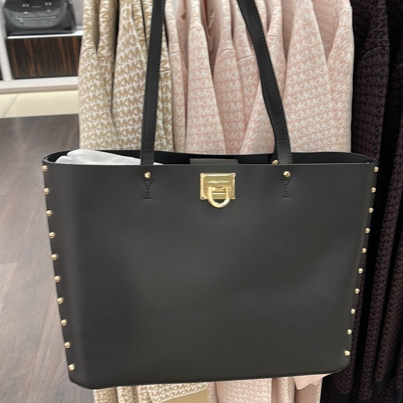 MICHAEL KORS MANHATTAN LARGE SHOULDER TOTE BAG
SMOOTH LEATHER
STUDS
BLACK - Picture 7 of 16